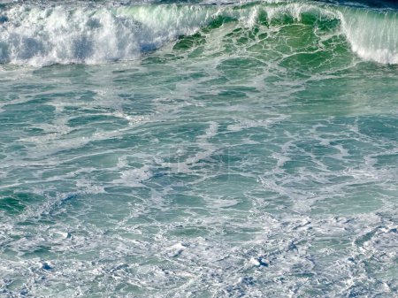 Faszinierende Nahaufnahme von Meereswellen, die mit Turbulentem Meeresschaum aufeinanderprallen, einer dynamischen Darstellung der Kraft der Natur