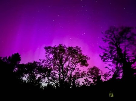 Téléchargez les photos : Affichage exceptionnel des aurores boréales sur la France : une rare éruption solaire illuminant le ciel nocturne le 10 mai 2024 - en image libre de droit