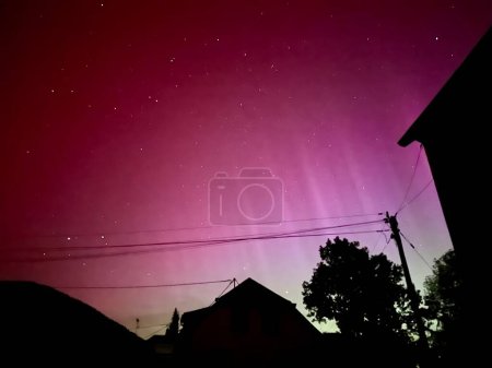 Atemberaubende Polarlichter über dem urbanen Frankreich: Ein beispielloses Sonneneruptionsereignis am 10. Mai 2024 mit leuchtend violettem und rosa Himmel