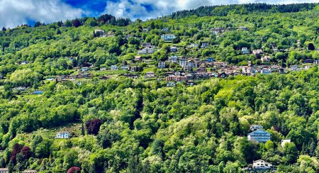 Panoramablick auf den Hügel von Stresa mit grüner Vegetation und malerischer Wohnarchitektur in Verbano-Cusio-Ossola, Piemont, Italien