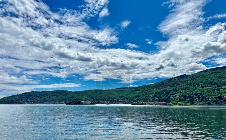 Großer Blick auf die Isola dei Pescatori, Isola Bella und Stresa mit dramatischem Himmel über dem Lago Maggiore, Verbano-Cusio-Ossola, Piemont, Italien