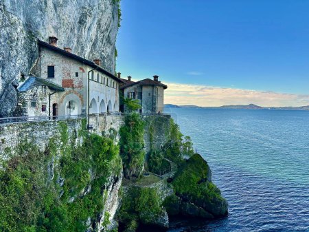 Atemberaubender Blick auf die Einsiedelei Santa Caterina del Sasso mit Blick auf die ruhigen Gewässer des Lago Maggiore