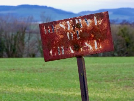 Rostiges "Jagdrevier" -Schild in den Vogesen, Grand Est, Frankreich