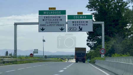 Téléchargez les photos : Guebwiller, France - 6 juin 2024 : panneaux routiers D430 et D83 en direction de Mulhouse, Colmar, Ensisheim, Wittelsheim, Ecomuse, Parc du Petit Prince, Merxheim et Rouffach dans le Haut-Rhin - en image libre de droit