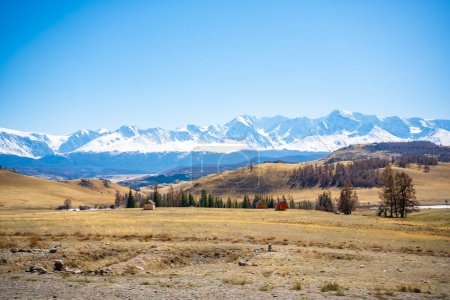 Téléchargez les photos : Vue panoramique avec les magnifiques sommets montagneux avec neige et glaciers, ciel bleu et la vallée sous la lumière du soleil dans l'Altaï, en Russie. Photo de haute qualité - en image libre de droit