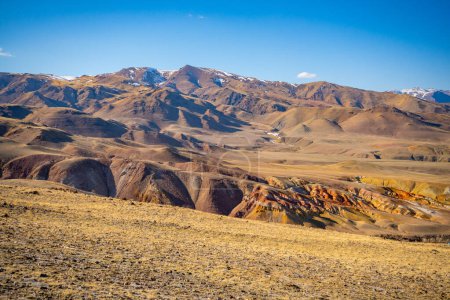 Téléchargez les photos : Kyzyl-Chin vallée ou Mars vallée avec fond de montagne dans l'Altaï, Sibérie, Russie. Photo de haute qualité - en image libre de droit
