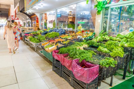 Téléchargez les photos : Alanya, Turquie - 11 juin 2023 : Épiceries de fruits de mer, légumes et fruits frais au marché alimentaire de rue d'Alanya, Turquie. Photo de haute qualité - en image libre de droit