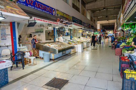Téléchargez les photos : Alanya, Turquie - 11 juin 2023 : Épiceries de fruits de mer, légumes et fruits frais au marché alimentaire de rue d'Alanya, Turquie. Photo de haute qualité - en image libre de droit