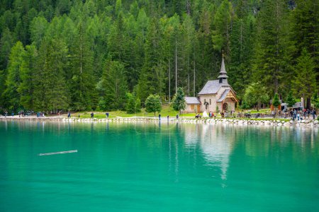 Foto de Pequeña iglesia de Saint Veit en Lago di Braies, Tirol del Sur, Italia. Foto de alta calidad - Imagen libre de derechos
