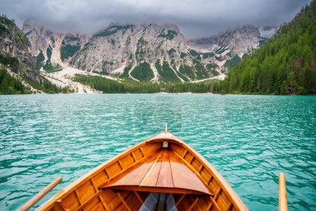 Foto de Barco de remos tradicional de madera en el pintoresco Lago di Braies en los Dolomitas, Tirol del Sur, Italia. Foto de alta calidad - Imagen libre de derechos