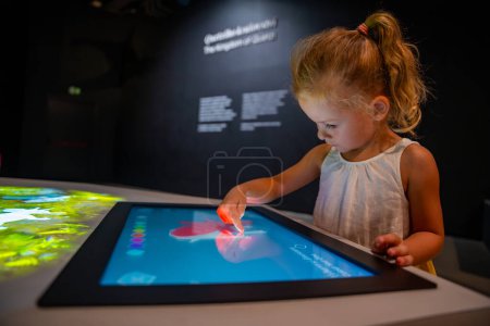 Foto de Praga, República Checa - 23 de agosto de 2023: Pantalla interactiva con información educativa en el Museo de los Dinosaurios de Praga. Foto de alta calidad - Imagen libre de derechos