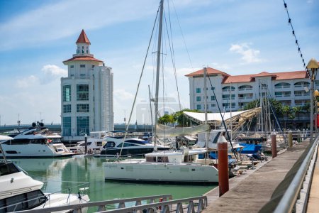 Téléchargez les photos : Georgetown, Malaisie - 18 décembre 2023 : Parking privé pour bateaux et yachts à Strait Quay, Penang. Résidentiel, centre commercial, zone de loisirs et marina situé à Tanjung Tokong. Photo de haute qualité - en image libre de droit