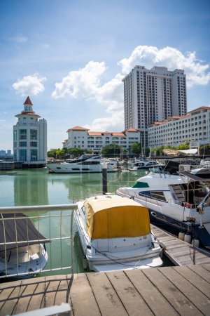 Téléchargez les photos : Georgetown, Malaisie - 18 décembre 2023 : Parking privé pour bateaux et yachts à Strait Quay, Penang. Résidentiel, centre commercial, zone de loisirs et marina situé à Tanjung Tokong. Photo de haute qualité - en image libre de droit
