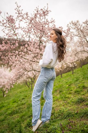 Belle jeune femme dans un jardin fleuri rose et blanc Petrin à Prague, printemps en Europe. Photo de haute qualité