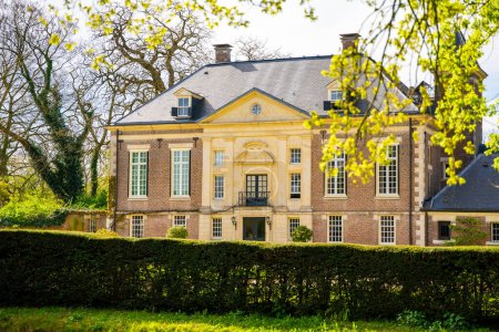 Foto de Diepenheim, Países Bajos - 7 de abril de 2024: Castillo histórico Huis Diepenheim en la provincia de Overijssel en la ciudad Diepenheim en Países Bajos. Foto de alta calidad - Imagen libre de derechos
