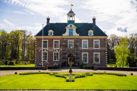 Foto de Diepenheim, Países Bajos - 7 de abril de 2024: Castillo histórico Warmelo en la provincia de Overijssel cerca de la ciudad Diepenheim en Países Bajos. Foto de alta calidad - Imagen libre de derechos