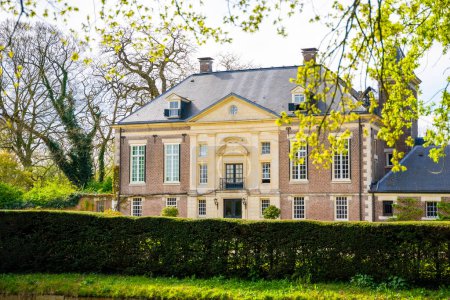 Téléchargez les photos : Diepenheim, Pays-Bas - 7 avril 2024 : Château historique Huis Diepenheim dans la province Overijssel dans la ville Diepenheim aux Pays-Bas. Photo de haute qualité - en image libre de droit