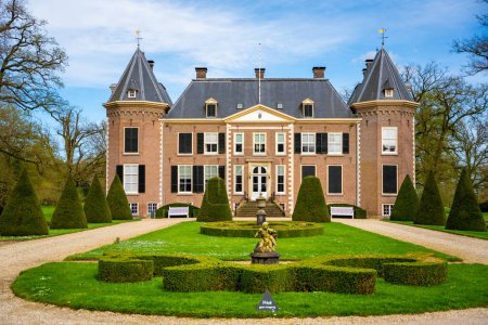 Foto de Diepenheim, Países Bajos - 7 de abril de 2024: Castillo histórico Nijenhuis en la ciudad Diepenheim en la provincia de Overijssel, Países Bajos. Foto de alta calidad - Imagen libre de derechos