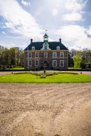 Foto de Diepenheim, Países Bajos - 7 de abril de 2024: Castillo histórico Warmelo en la provincia de Overijssel cerca de la ciudad Diepenheim en Países Bajos. Foto de alta calidad - Imagen libre de derechos