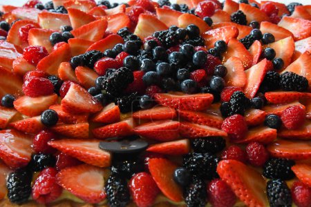 tarta de fresa recién recogida con natillas y masa de corteza corta