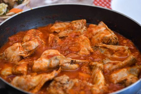 comida italiana casera: conejo guisado con tomates cherry frescos y especias dulces de Puglia
