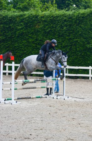 the rider follows the horse in the attack phase of the jump to facilitate the collection and jump movement