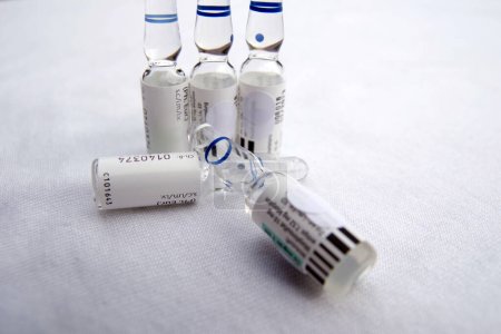 Téléchargez les photos : Glass vials for injection with a colored mark to break the vial - en image libre de droit