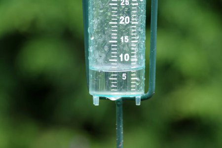Téléchargez les photos : Un pluviomètre rempli d'eau de pluie jusqu'à 7 mm. La quantité de pluie peut être facilement lue à l'aide de l'écran sur l'échelle. - en image libre de droit