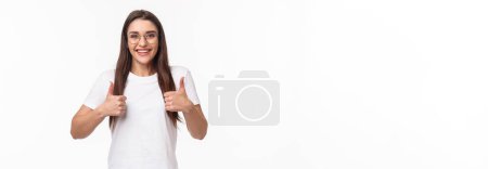 Téléchargez les photos : Bonne idée, allons-y. Enthousiaste souriant femme caucasienne dans des lunettes, soutenir pleinement votre plan, montrer pouces levés et hocher la tête dans l'approbation, sourire réponse positive, comme et encourager continuer. - en image libre de droit