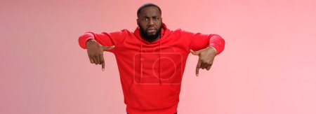 Téléchargez les photos : Questioned displeased pissed handsome serious-looking athletic black guy bearded frowning look perplexed wondered freak out pointing down waiting explanation, standing frustrated pink background. - en image libre de droit