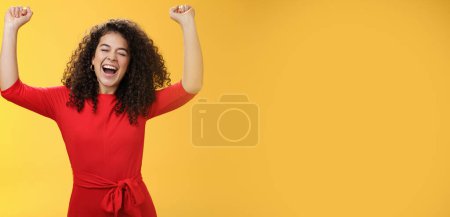 Téléchargez les photos : Oh oui, je suis le vainqueur, au sommet du monde. excité ambitieux et heureux jeune succès busiensswoman obtenir promotion crier oui avec large sourire et les yeux fermés levant les mains en triomphe et la célébration - en image libre de droit