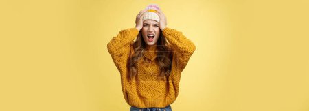 Photo for Pissed annoyed freaked-out girlfriend jealous screaming pissed insane caught boyfriend cheating hold hands head shouting angry frowning cringing disgust dissatisfied look camera, yellow background. - Royalty Free Image