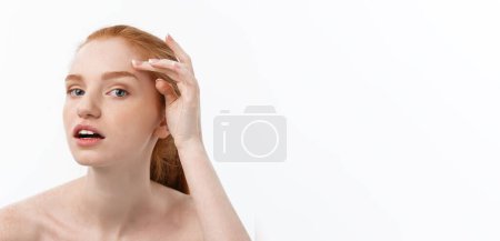 Téléchargez les photos : Rousse femme montre doigts sur l'acné sur son visage - en image libre de droit