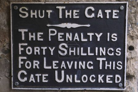 Foto de Cartel moldeado en Edinburgh aconsejando a la gente mantener la puerta cerrada bajo amenaza de una multa de cuarenta chelines por no hacerlo.. - Imagen libre de derechos