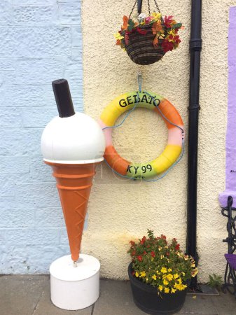 Téléchargez les photos : Signe de ceinture de sauvetage gelato et affichage cône géant à l'extérieur d'un magasin de crème glacée - en image libre de droit