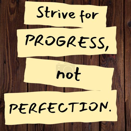 Téléchargez les photos : Cherchez le progrès, pas la perfection. Une motivation étudiante cite pour l'éducation écrit sur des autocollants et coincé dans le mur - en image libre de droit