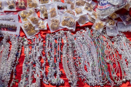 Téléchargez les photos : Jodhpur, Rajasthan, Inde - 19.10.2019 : Des colliers blancs et des boucles d'oreilles plaquées or sont vendus au célèbre marché de Sardar et à la tour de l'horloge ghar Ghanta à Jodhpur. - en image libre de droit