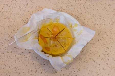 Téléchargez les photos : Mangue koulfi, servie dans une assiette. Plat sucré indien populaire. - en image libre de droit
