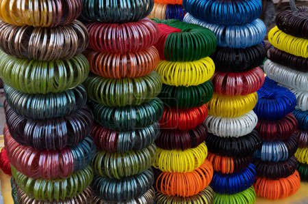 Coloridos brazaletes Rajasthani que se venden en el famoso mercado de Sardar y Ghanta ghar torre del reloj en Jodhpur, Rajastán, India.