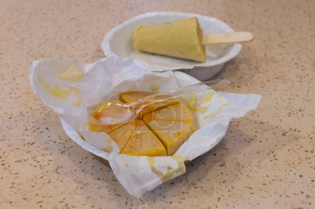 Téléchargez les photos : Mangue koulfi et keshar koulfi, servis sur assiettes. Plat sucré indien populaire. - en image libre de droit