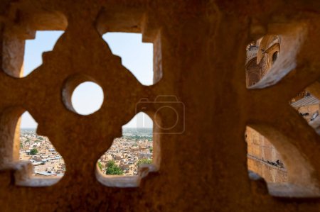 Téléchargez les photos : Vue de la ville de Jaisalmer à travers le grès fait beau jharokha, fenêtre en pierre. Intérieur de Rani Mahal ou Rani Ka Mahal, à l'intérieur du fort de Jaisalmer. Rajasthan, Inde. Patrimoine mondial de l'UNESCO. - en image libre de droit