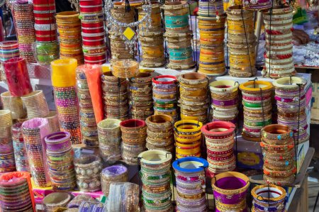 Hermosos brazaletes de Rajasthani que se venden en el famoso mercado de Sardar y Ghanta ghar torre del reloj en Jodhpur, Rajastán, India.