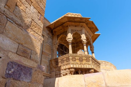 Téléchargez les photos : Jaisalmer, Rajasthan, Inde - 15 octobre 2019 : Beau balcon en grès, jharokha, fenêtre en pierre et extérieur de Rani Mahal ou Rani Ka Mahal, à l'intérieur du fort de Jaisalmer. - en image libre de droit