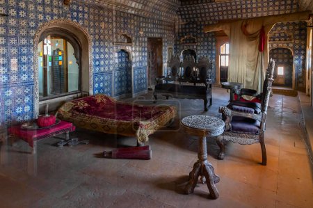 Téléchargez les photos : Jaisalmer, Rajasthan, Inde - 15 octobre 2019 : Bel intérieur décoré et sièges de Rani Mahal ou Rani Ka Mahal, à l'intérieur du fort de Jaisalmer. Patrimoine mondial de l'UNESCO. - en image libre de droit