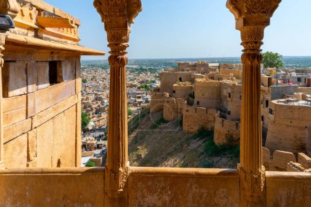 Téléchargez les photos : Grès fait beau balcon, jharokha, fenêtre en pierre et extérieur du fort de Jaisalmer. Patrimoine mondial de l'UNESCO surplombant la ville de Jaisalmer. Rajasthan, Inde. Patrimoine mondial de l'UNESCO. - en image libre de droit