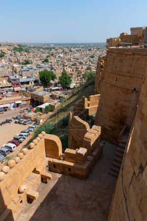 Téléchargez les photos : Jaisalmer, Rajasthan, Inde - 15 octobre 2019 : Beau balcon en grès, jharokha, fenêtre en pierre et extérieur du fort de Jaisalmer. Patrimoine mondial de l'UNESCO surplombant la ville de Jaisalmer. - en image libre de droit