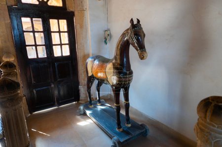 Téléchargez les photos : Jaisalmer, Rajasthan, Inde - 15 octobre 2019 : Beau cheval en bois entreposé dans le musée de Rani ka Mahal, fort de Jaisalmer. Patrimoine mondial de l'UNESCO. - en image libre de droit