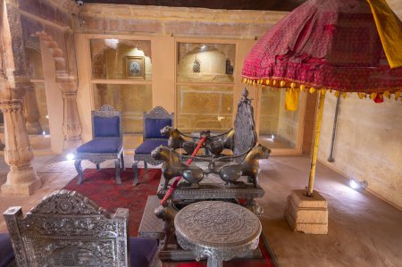 Foto de Jaisalmer, Rajastán, India - 15 de octubre de 2019: Hermoso interior decorado y arreglos de asientos de Raja Mahal o Raja Ka Mahal, dentro del fuerte de Jaisalmer. UNESCO Patrimonio de la humanidad. - Imagen libre de derechos