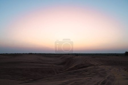 Foto de Vista de las dunas del desierto de Thar, luz antes del amanecer antes del amanecer. Rajastán, India. - Imagen libre de derechos
