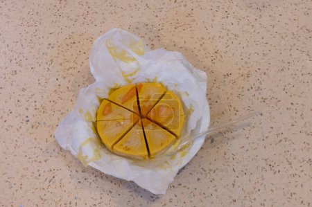 Téléchargez les photos : Mangue koulfi, servie dans une assiette. Plat sucré indien populaire. - en image libre de droit